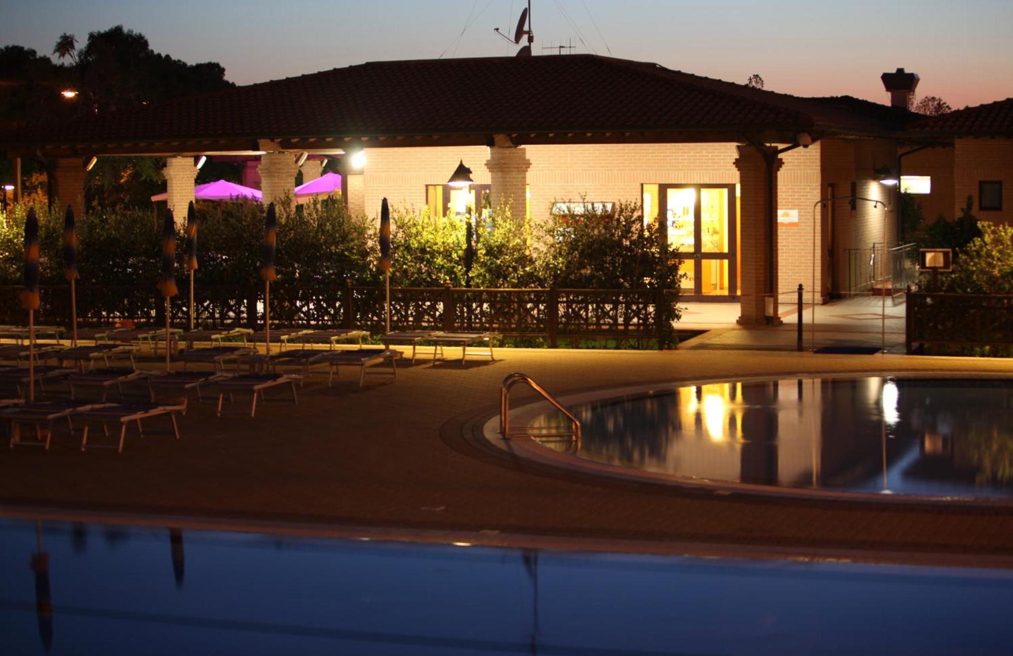 Villaggio Il Girasole ฟอลลอนนีกา ภายนอก รูปภาพ